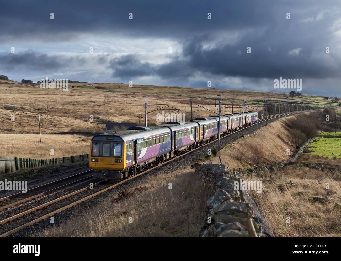 4 zurückgezogene Arriva Northern Rail Klasse 142-Schrittzüge auf der West Coast Mainline bei Shap Wells, die in Richtung Lagerung bei Newcastle fahren, bevor sie verschrottet werden Stockfoto