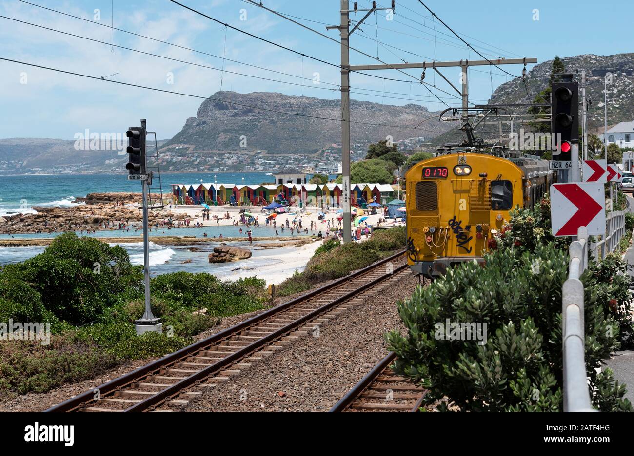 St. James, Kapstadt, Südafrika. Dezember 2019. St. James, ein beliebter Küstenort und bunte Strandhütten, die von einem Zugdienst von Kapstadt aus bedient werden Stockfoto
