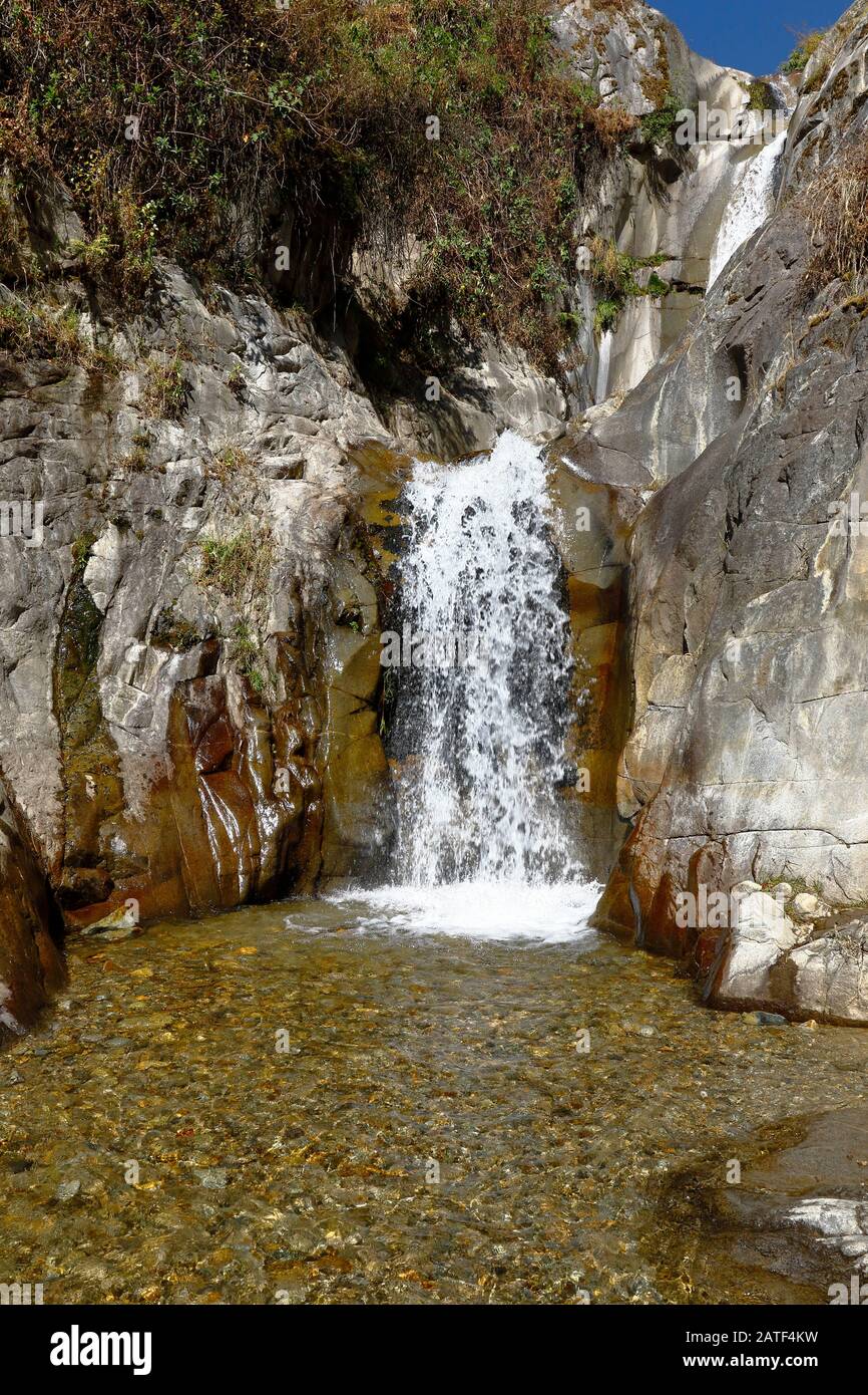 Wunderschöner Blick auf den Wasserfall Palacala im Bezirk San Jerónimo de Surco. Lima-Peru Stockfoto