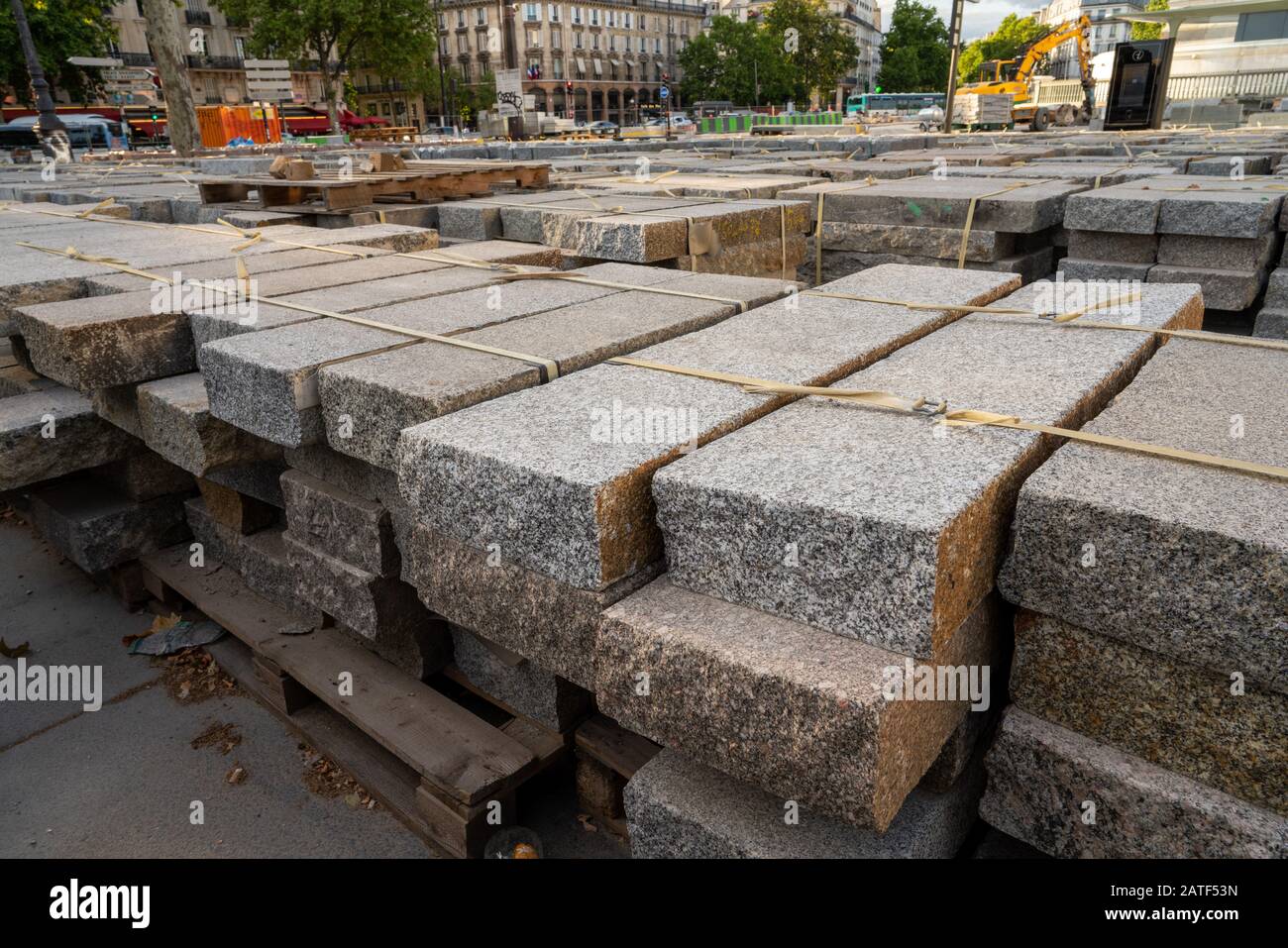 Stapel von Marmorblöcken auf Paletten im Außenbereich Stockfoto