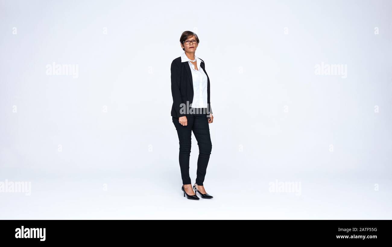 Senior-Frau-Unternehmer in formeller Geschäftskleidung. Senior-Geschäftsfrau isoliert auf weißem Hintergrund mit Blick auf die Kamera. Stockfoto