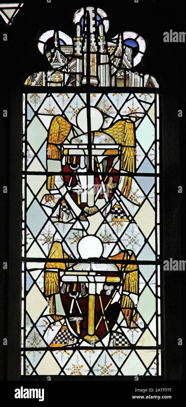 Setzen Sie die Glasfragmente aus dem 15. Jahrhundert mit Arma Christi, Collegiate Church of St Bartholomew, Tong, Shropshire zurück Stockfoto