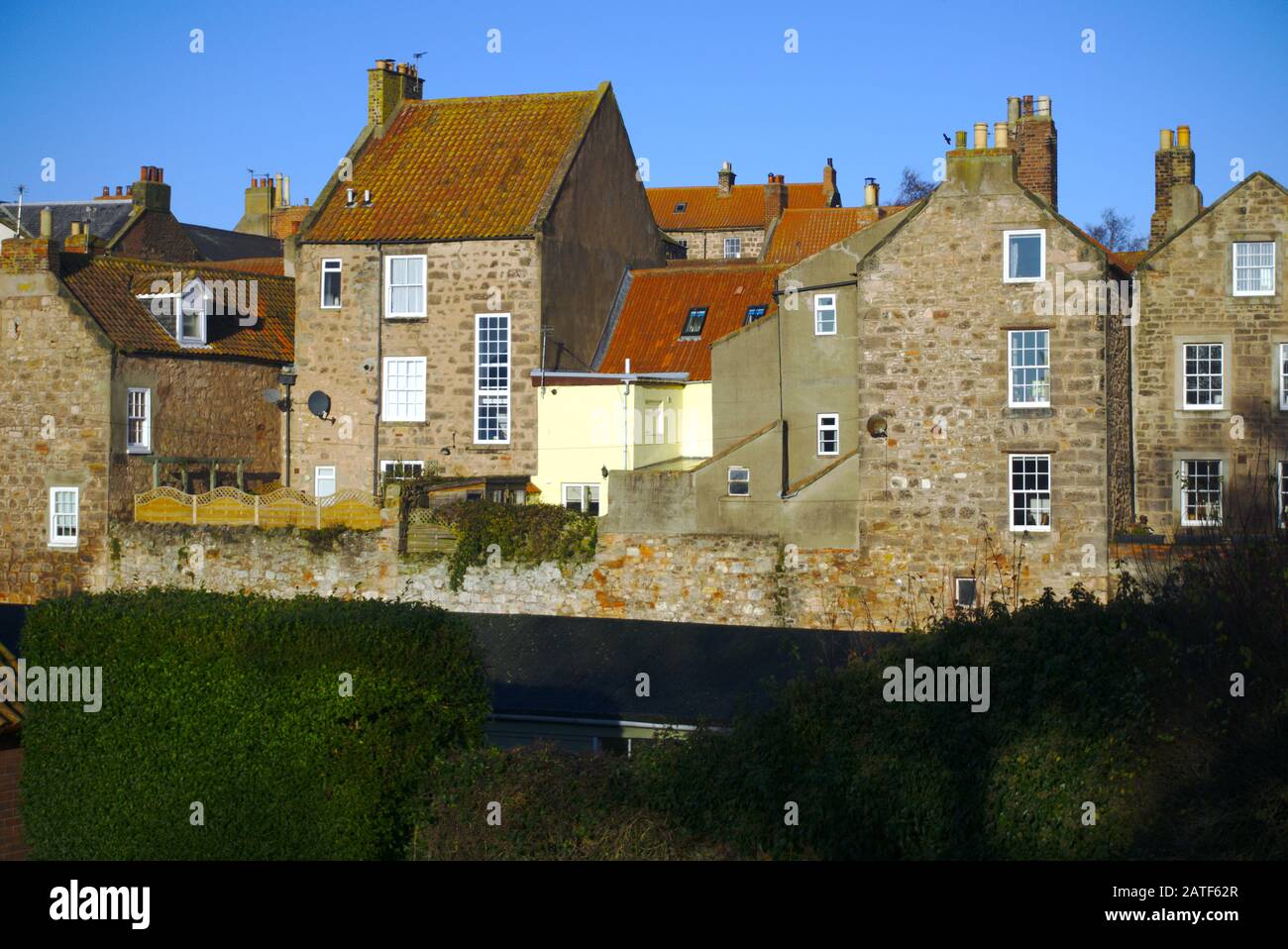 Hinterhäuser in der Nähe des Hafengeländes in Berwick-upon-Tweed, Northumberland, Großbritannien. Stockfoto