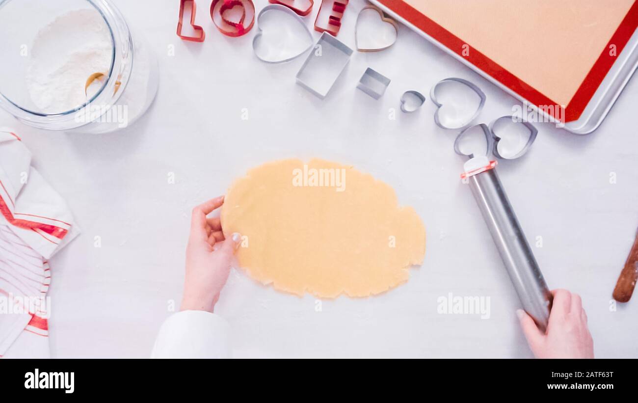 Flach. Schritt für Schritt. Rolling Zucker Plätzchenteig mit Metall Rolling Pin. Stockfoto