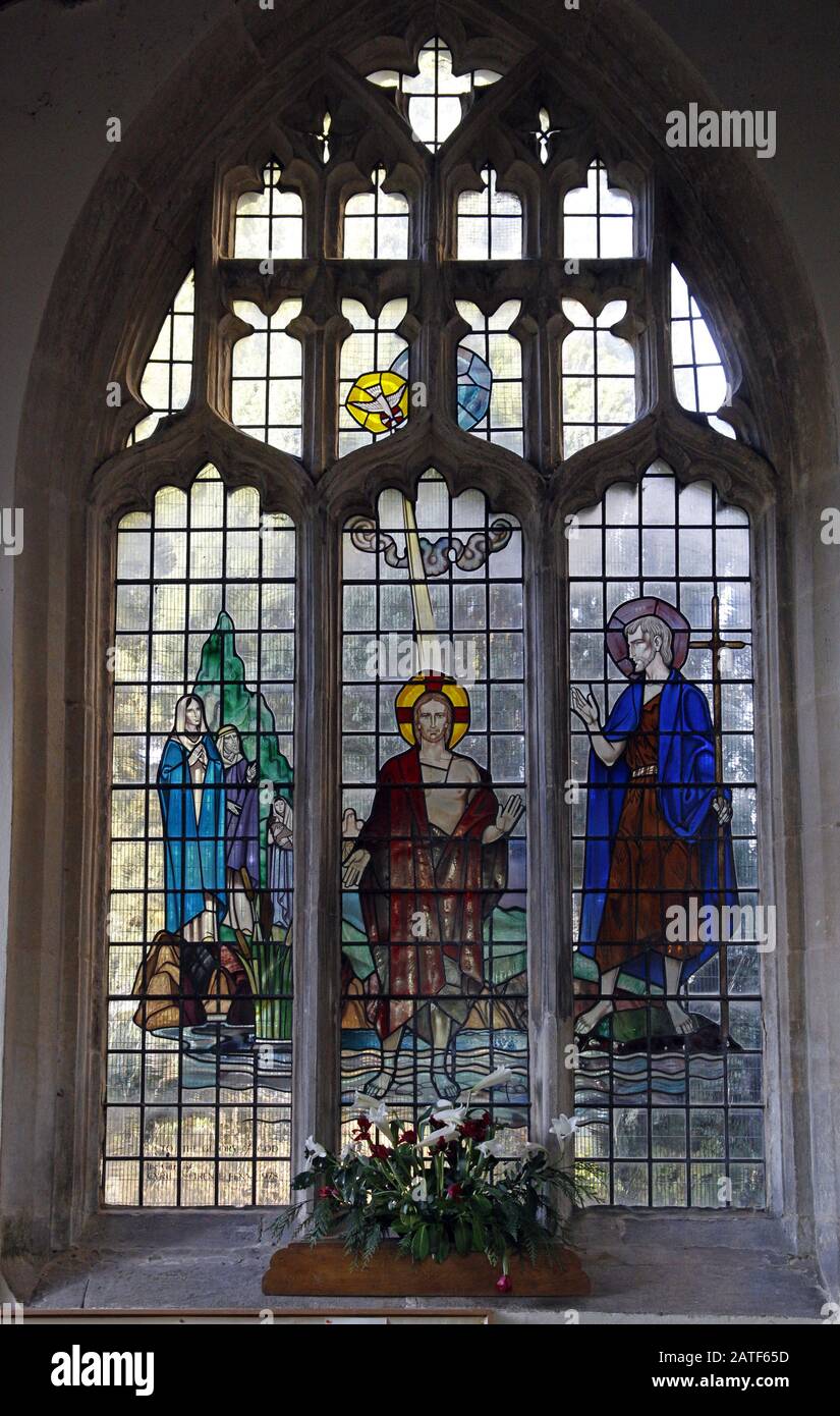 Ein modernes Glasfenster, das die Taufe Jesu Christi, Ryhall Church, Rutland darstellt Stockfoto