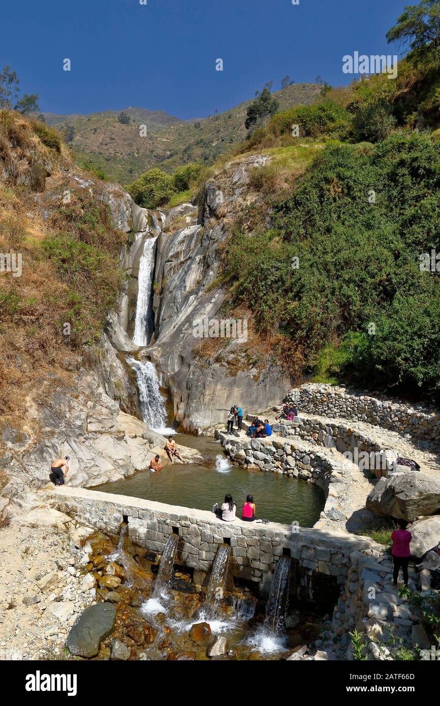 San Jerónimo de Surco, Lima. 09. Juni 2019 - Gruppe von Touristen vor dem schönen Sonnenuntergang über dem Palacala-Wasserfall im San Jerónimo de Surc Stockfoto