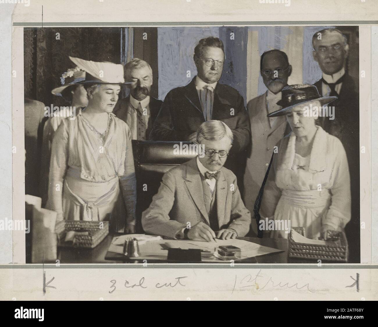 Das erste Bild, Das In San Francisco von Vizepräsident Thomas R. Marshall gezeigt wurde, unterschreibt die Wahlrechts-Resolution, die gerade vom Senat verabschiedet wurde. - Frauenwahlrecht in den Vereinigten Staaten von Amerika, im Jahr 1920" Stockfoto