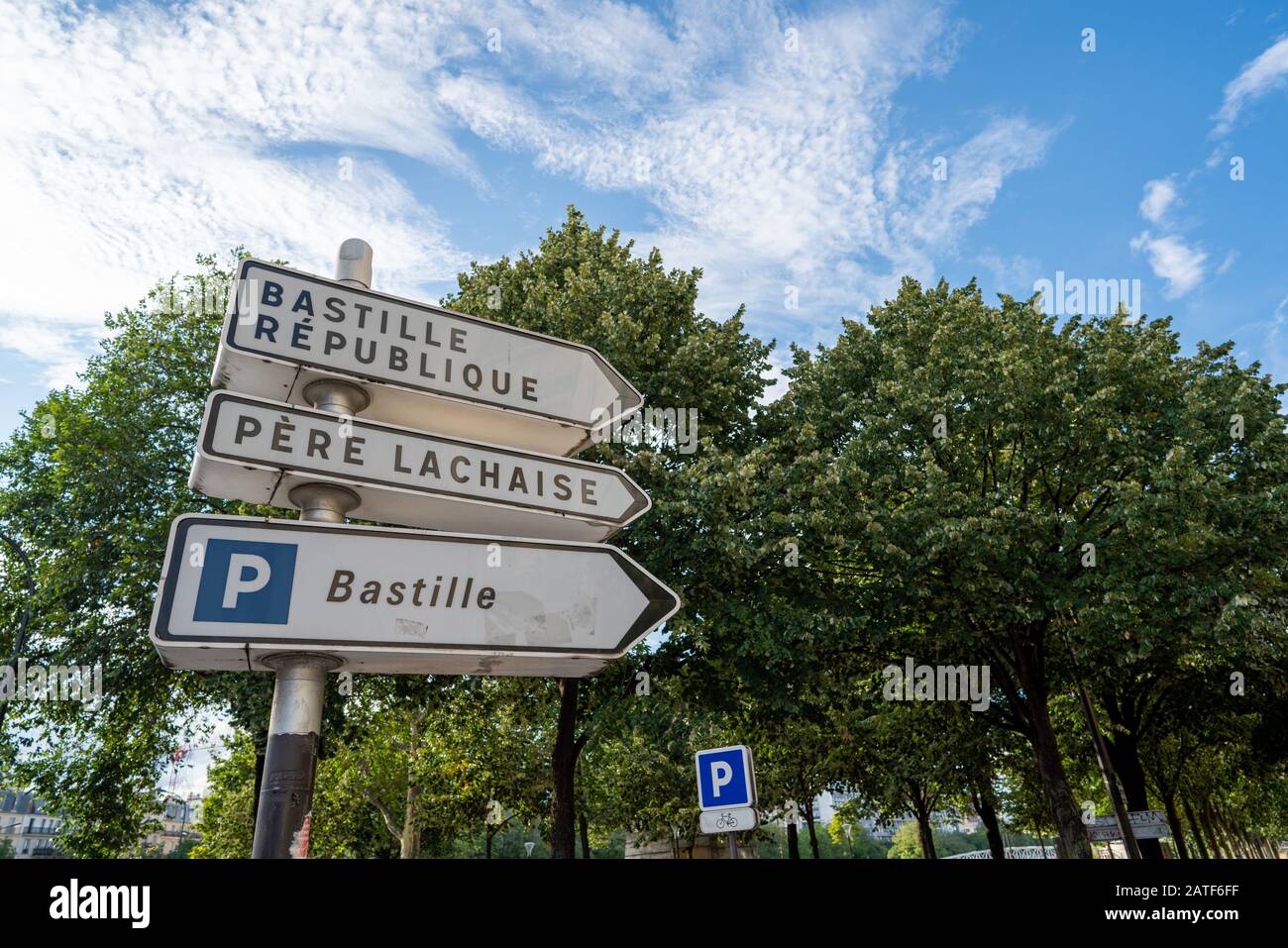 Wegweiser in Paris, der auf Bastille und andere Viertel zeigt Stockfoto