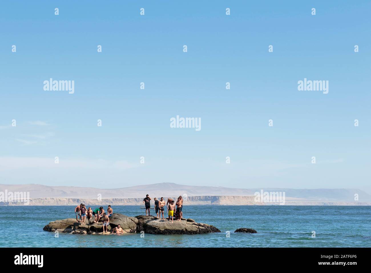 Paracas, Ica. 1. Dezember 2019 - Playa La Mina, Badegruppe am Strandtag im Sommer mit Spaß. Ica-Peru Stockfoto