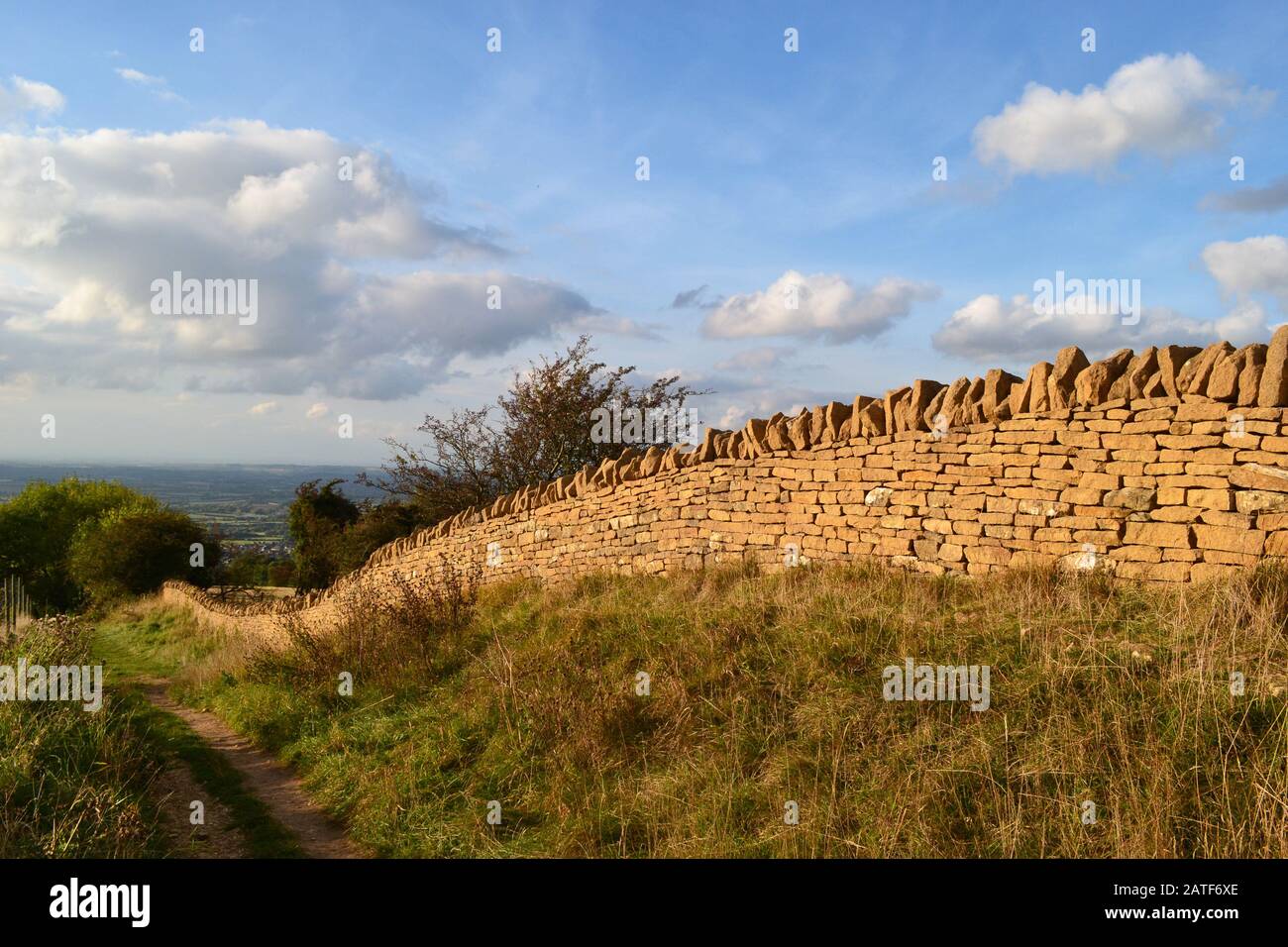 Trockene Steinmauer auf dem Hügel in der Nähe von Broadway Tower, Broadway, Worcestershire, England, Großbritannien. Cotswolds Stockfoto