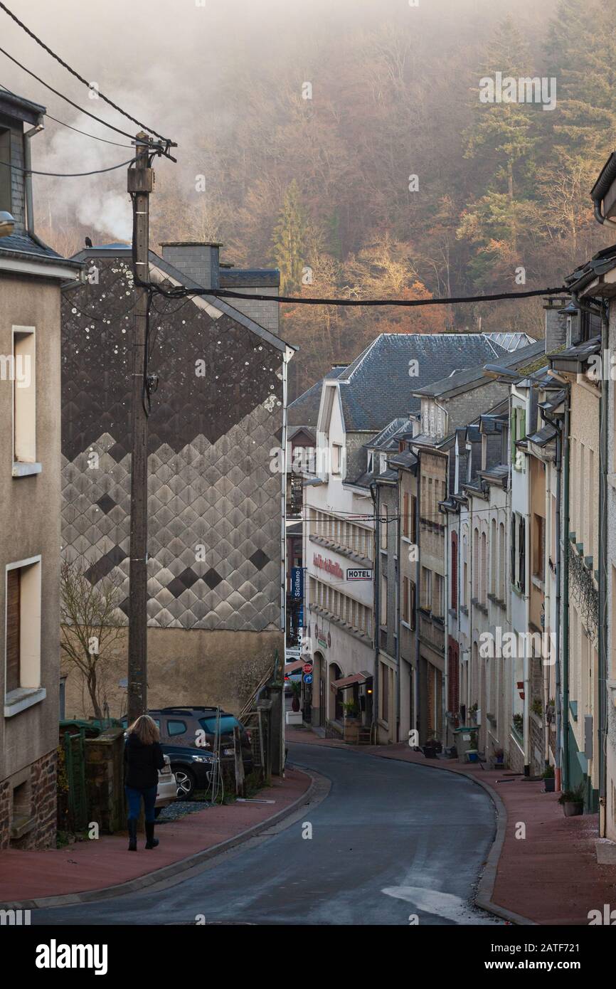 Der Herbstwald liegt über der verschlafenen Stadt Bouillon in Belgien Stockfoto