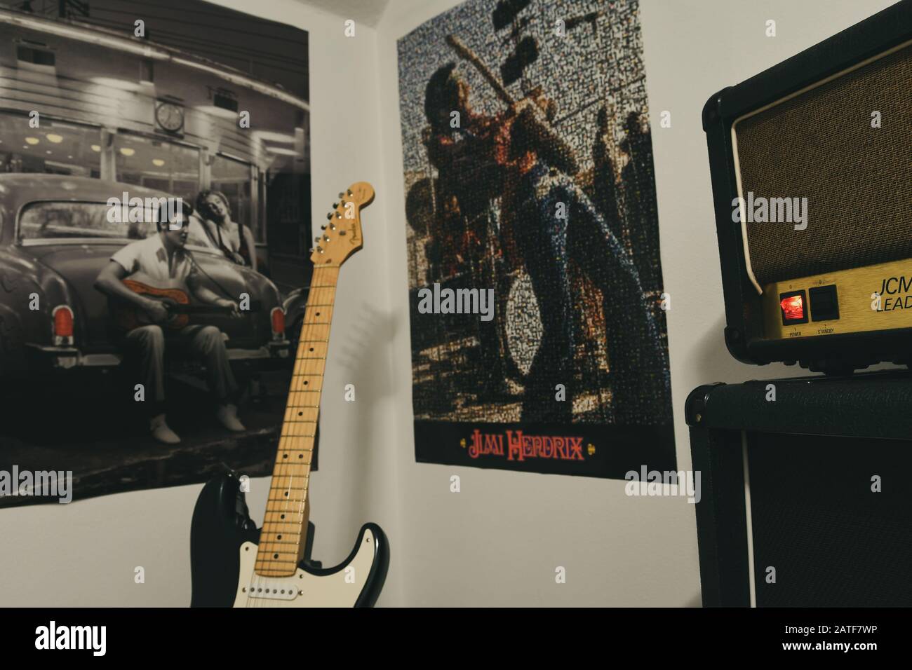 Eric Clapton Blackie Replica Fender E-Gitarre mit Marshall Amp Stockfoto Eric Clapton Blackie Replica Fender E-Gitarre mit Marshall Amp Stockfoto