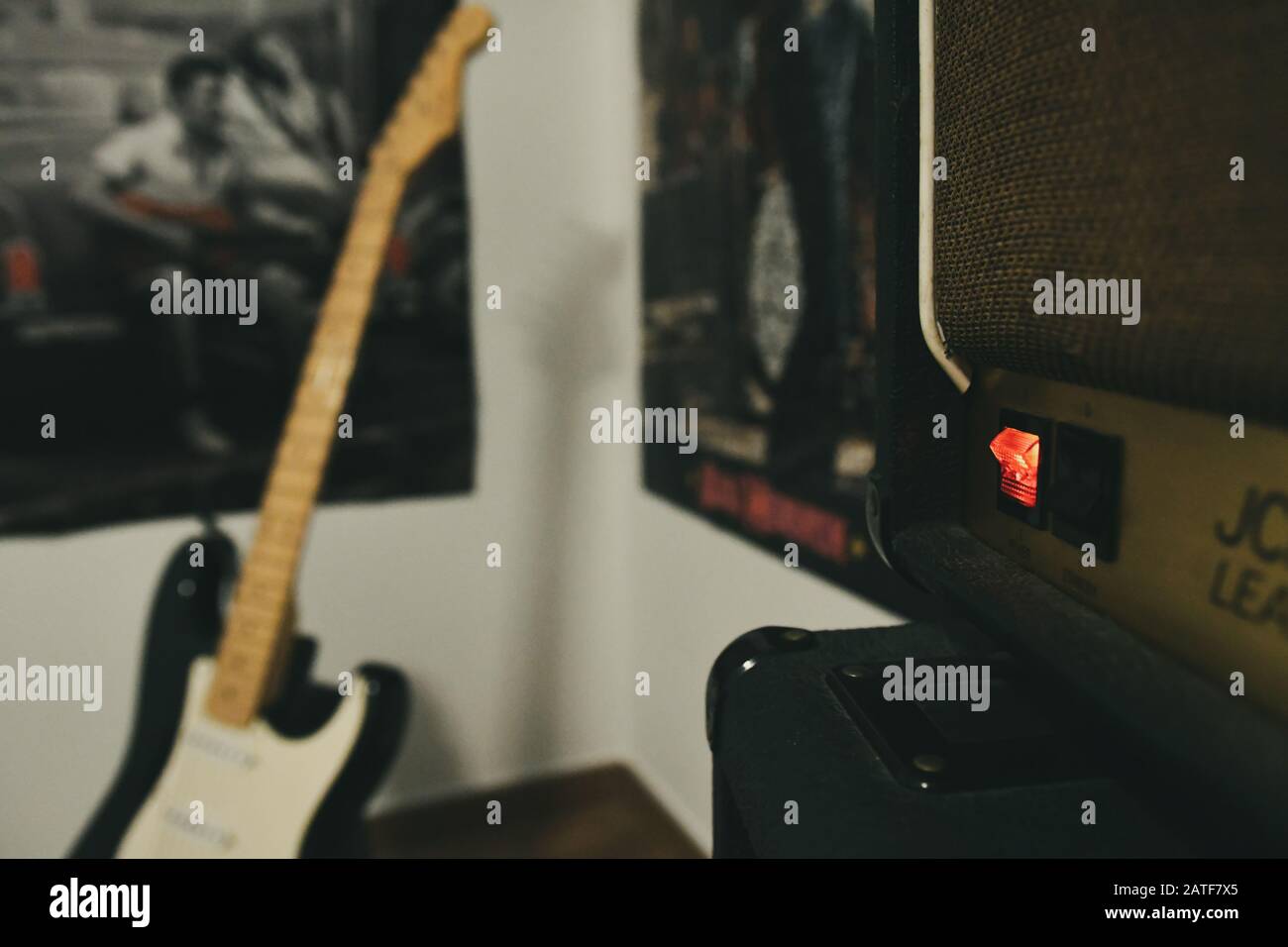 Eric Clapton Blackie Replica Fender E-Gitarre mit Marshall Amp Stockfoto Eric Clapton Blackie Replica Fender E-Gitarre mit Marshall Amp Stockfoto