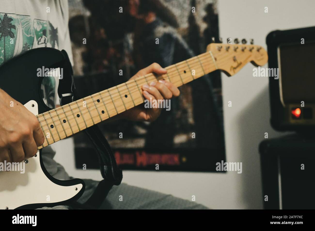 So spielen Sie Eric Clapton Blackie Replica Fender E-Gitarre auf Marshall AMP Stockfoto So spielen Sie Eric Clapton Blackie Replica Fender E-Gitarre auf Marshall AMP Stockfoto