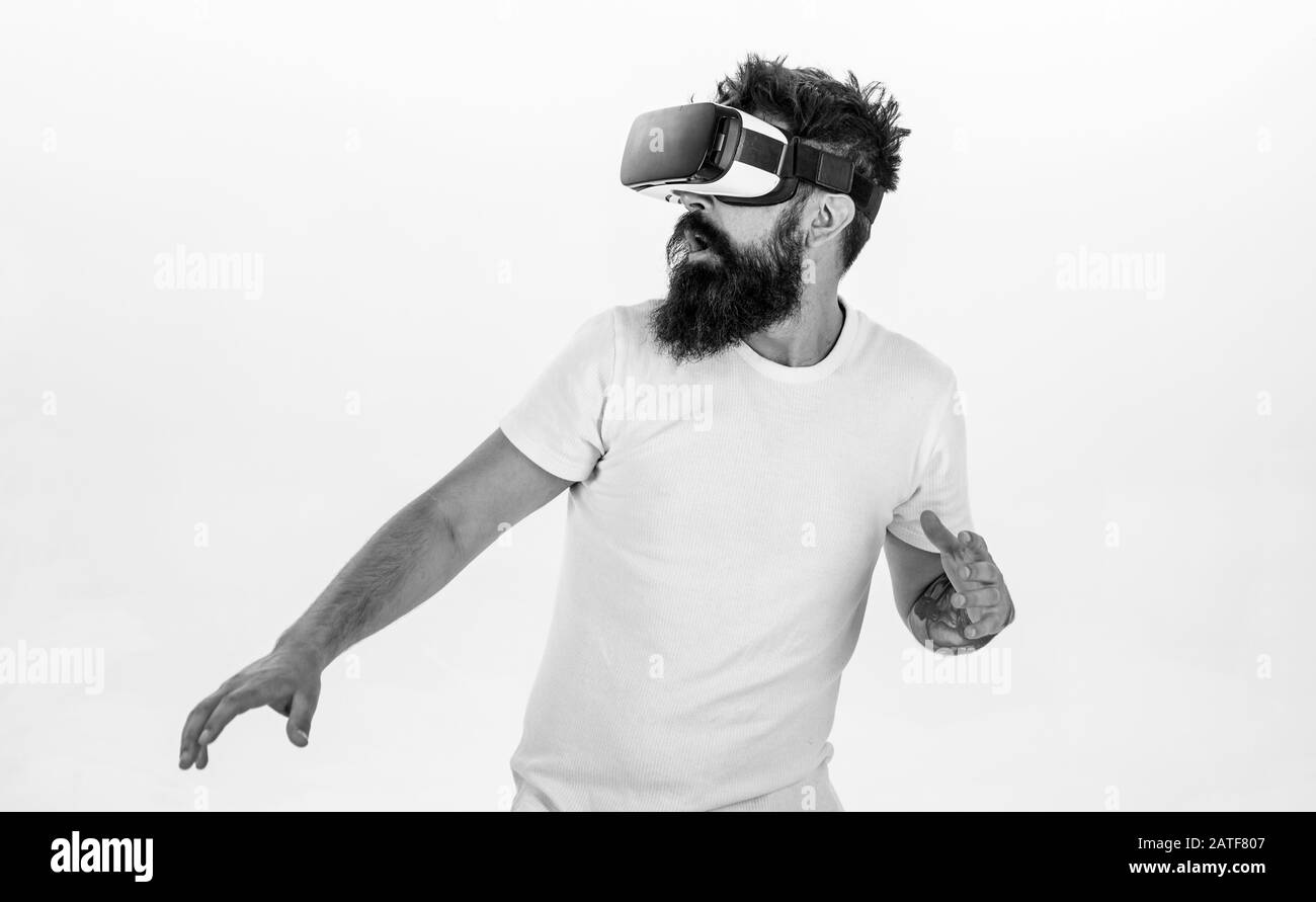 Hipster auf Angst Gesicht erkunden virtuelle Realität mit modernen Gadget. Mann mit Bart in VR-Brille weg, weißen Hintergrund. VR-Spiel Konzept. Kerl mit Head Mounted Display in der virtuellen Realität. Stockfoto