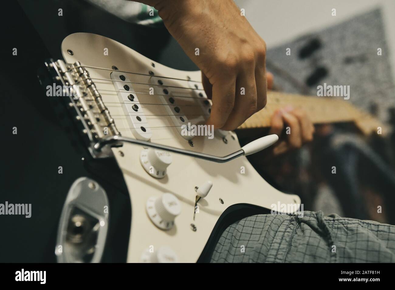 So spielen Sie Eric Clapton Blackie Replica Fender E-Gitarre auf Marshall AMP Stockfoto So spielen Sie Eric Clapton Blackie Replica Fender E-Gitarre auf Marshall AMP Stockfoto