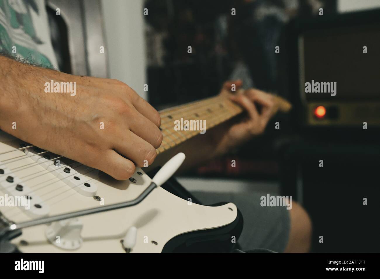 So spielen Sie Eric Clapton Blackie Replica Fender E-Gitarre auf Marshall AMP Stockfoto So spielen Sie Eric Clapton Blackie Replica Fender E-Gitarre auf Marshall AMP Stockfoto