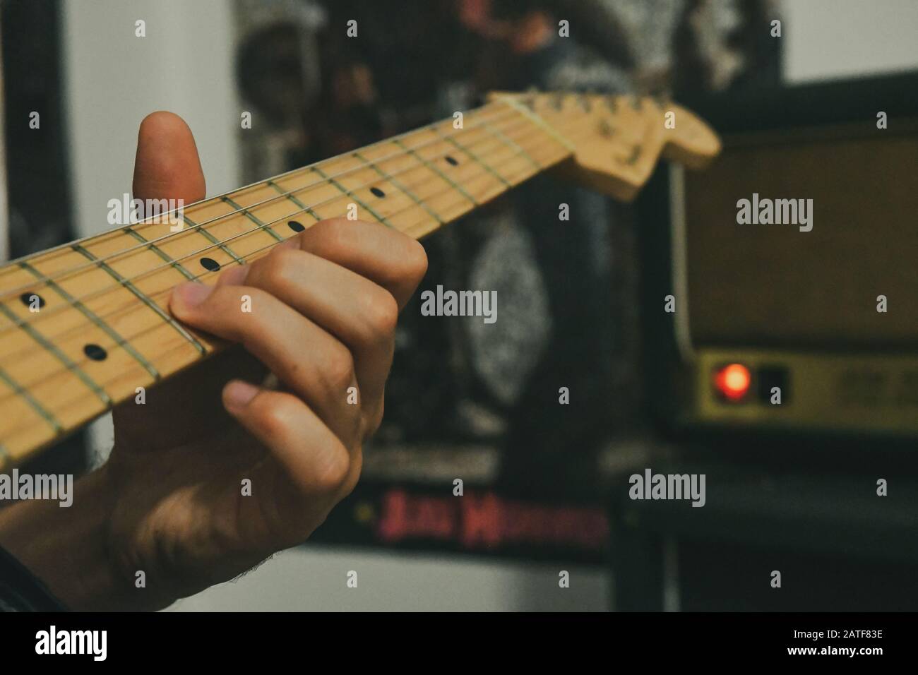 So spielen Sie Eric Clapton Blackie Replica Fender E-Gitarre auf Marshall AMP Stockfoto So spielen Sie Eric Clapton Blackie Replica Fender E-Gitarre auf Marshall AMP Stockfoto