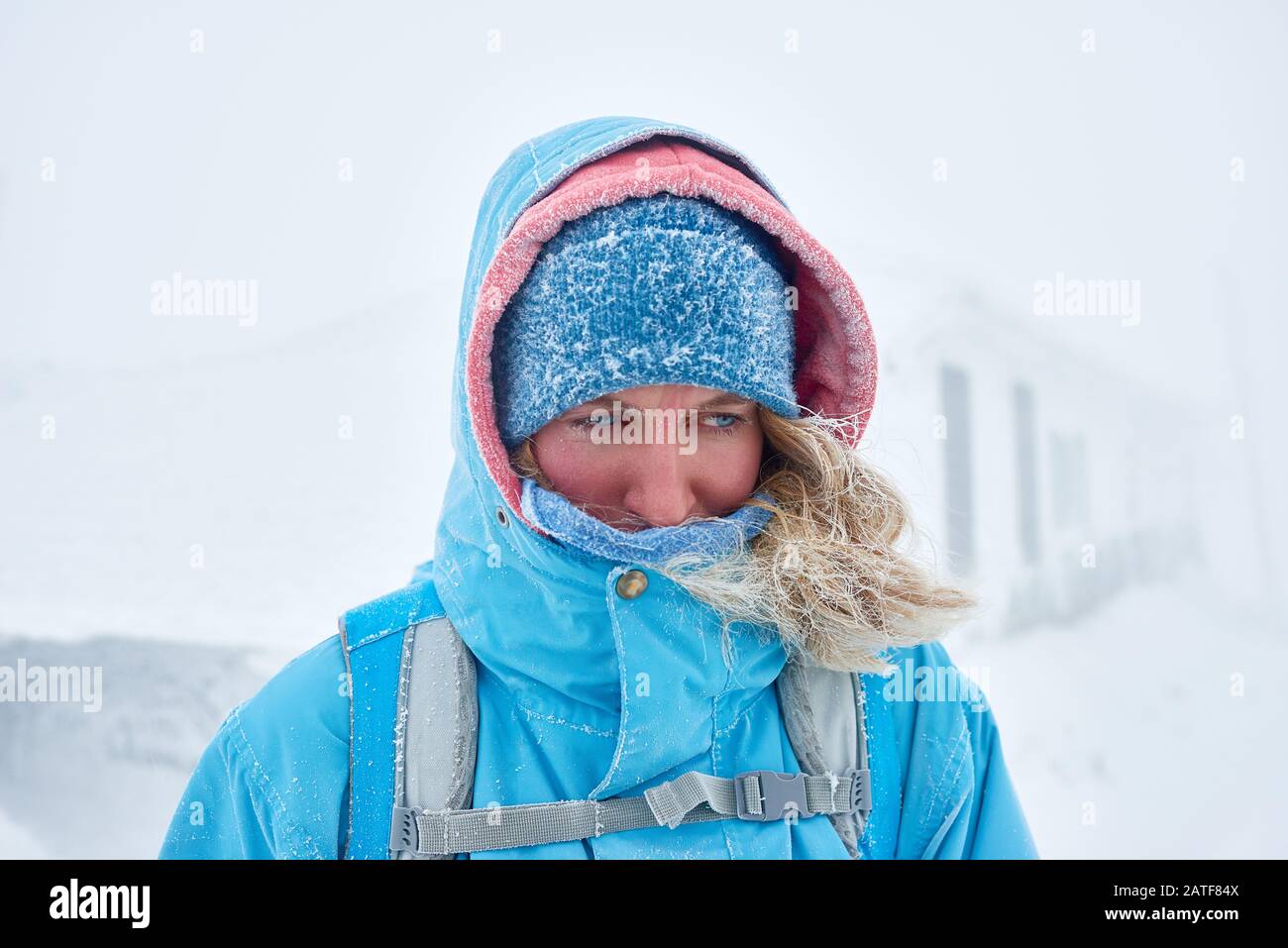 Portrait einer jungen Sportlerin in warmer Jacke und Hut Stockfoto
