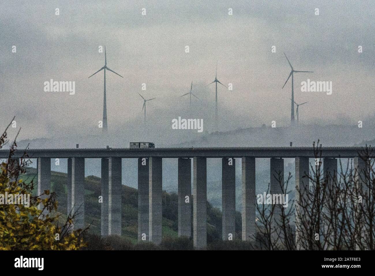 Straßenbrücke und Windkraftanlagen im Moseltal, Longuich, Rheinland-Pfalz, Deutschland Stockfoto