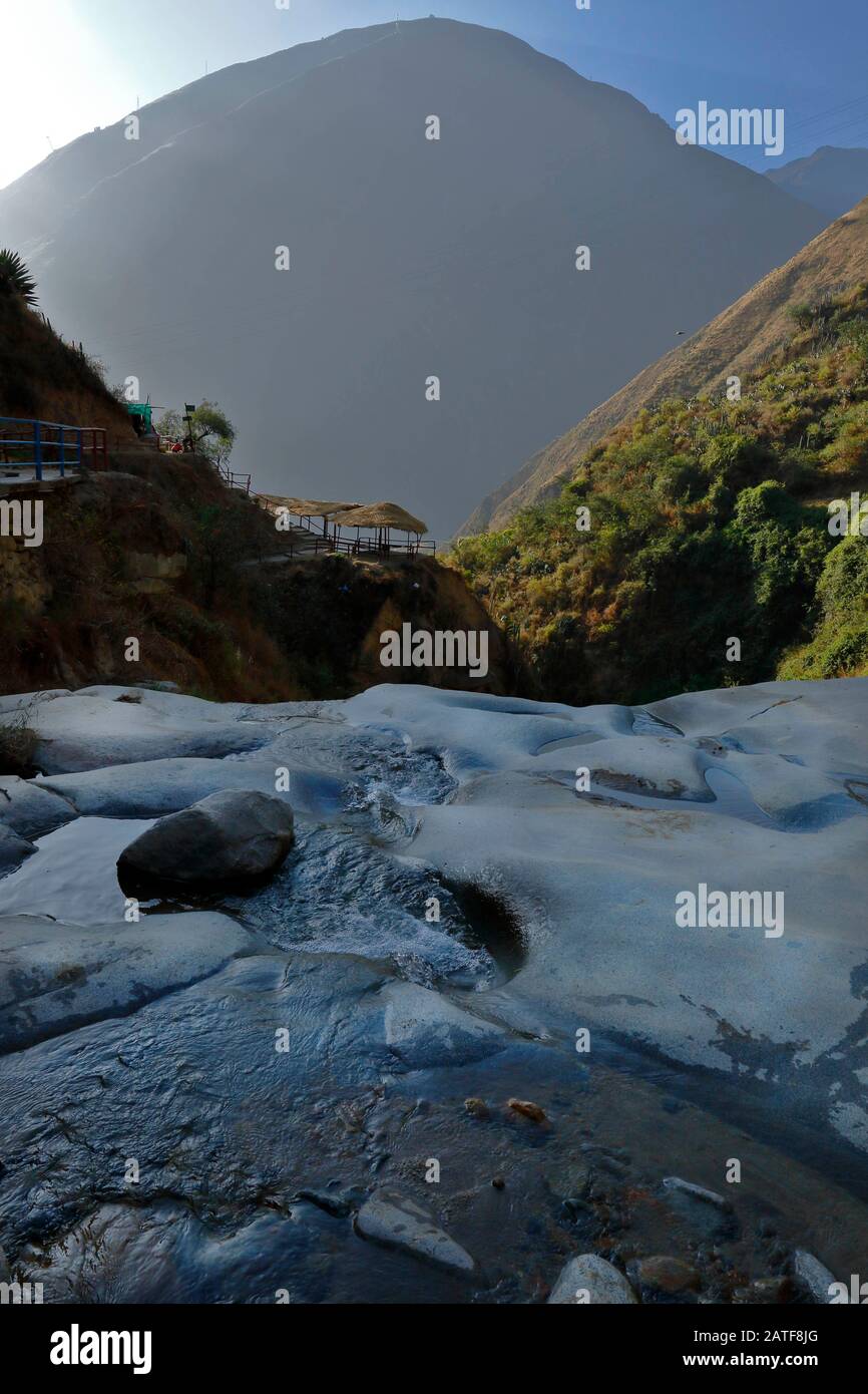 Wunderschöner Blick auf den Sonnenuntergang vom Fluss Huanano im Bezirk San Jerónimo de Surco. Lima-Peru Stockfoto