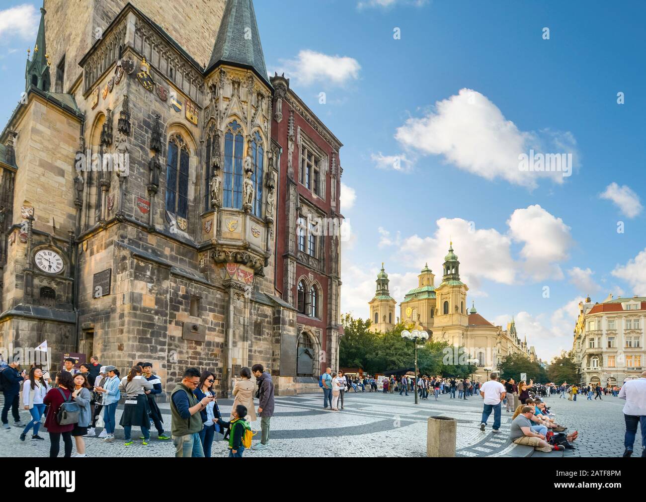 Touristen besuchen die Astronomische Uhr und Die Kirche Sankt Nikolaus auf dem Altstädter Ring in Prag, Tschechien Stockfoto