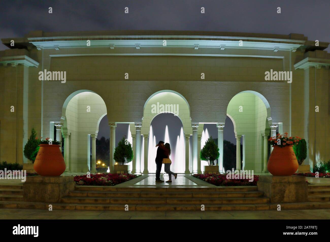 Beeindruckender Blick auf ein Portal, die Konstruktion innerhalb des magischen Wasserkreislaufs in Lima, einem der größten bestehenden Wasserparks. Lima-Peru Stockfoto