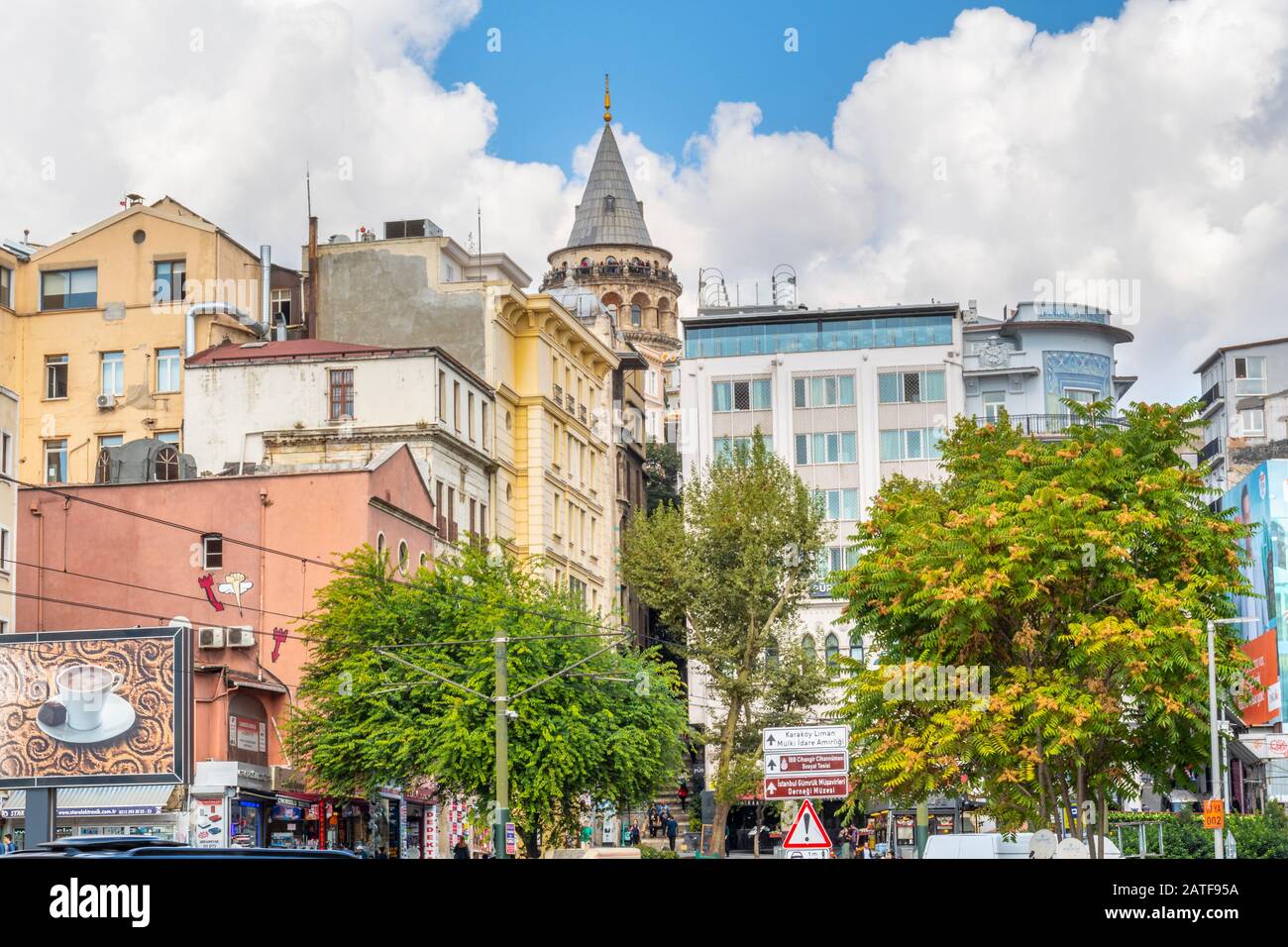 Der Gipfel des Galata-Turms erhebt sich über dem Karakoy-Galata-Viertel von Istanbul, Türkei. Stockfoto