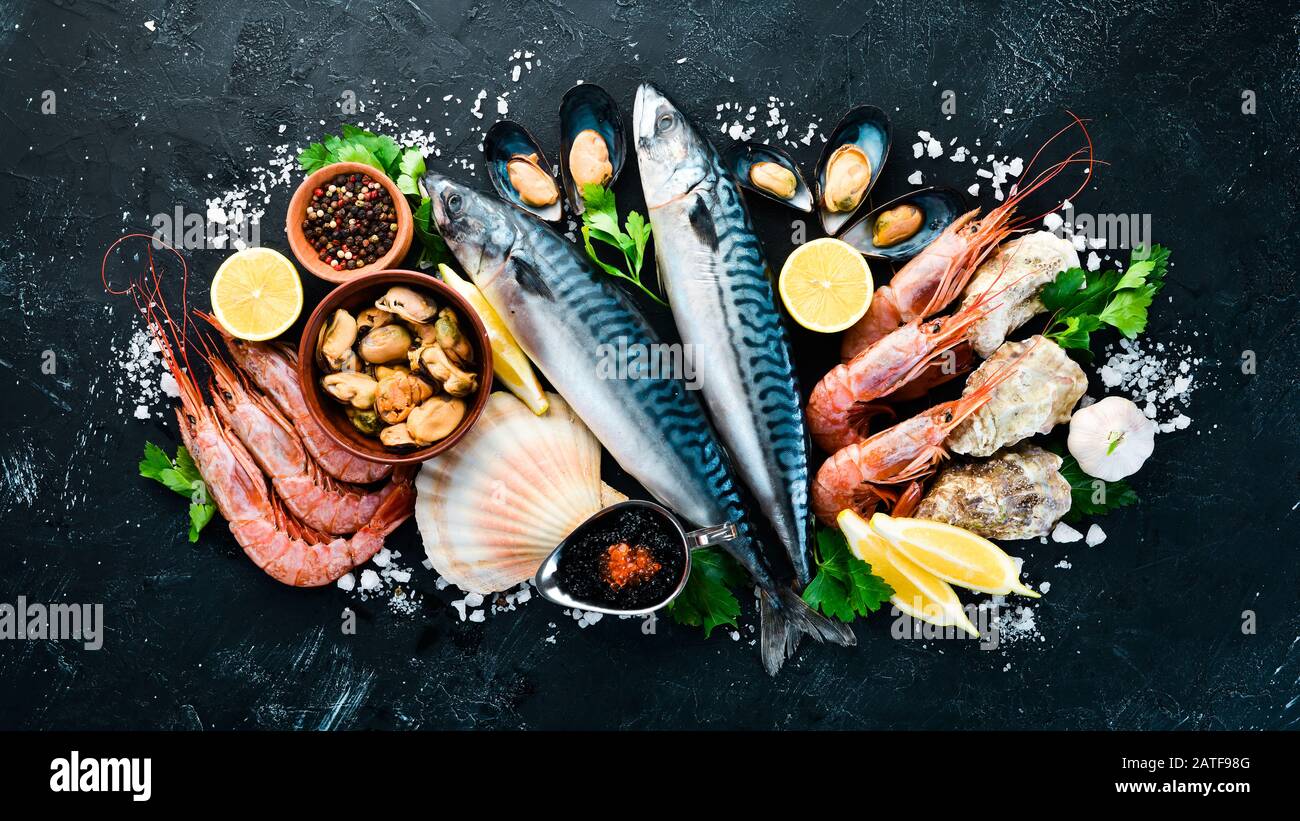 Frische Meeresfrüchte auf steinernem Grund. Fisch, Garnelen, Muscheln, Kaviar. Draufsicht. Freier Speicherplatz. Stockfoto