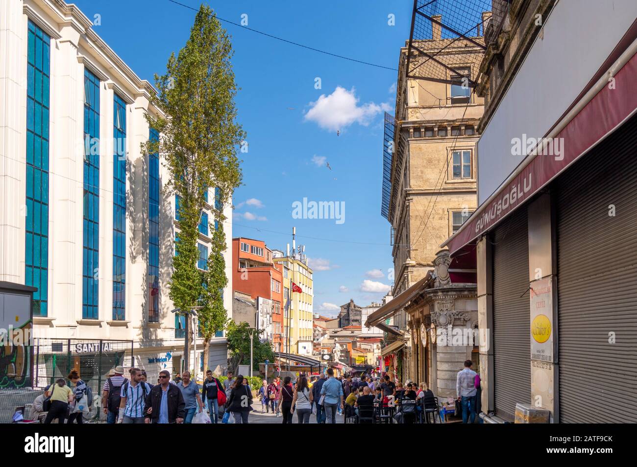 Eine belebte Fußgängerzone mit Türken, die die Geschäfte und Cafés im Viertel Sultanahmet in Istanbul, Türkei, genießen. Stockfoto