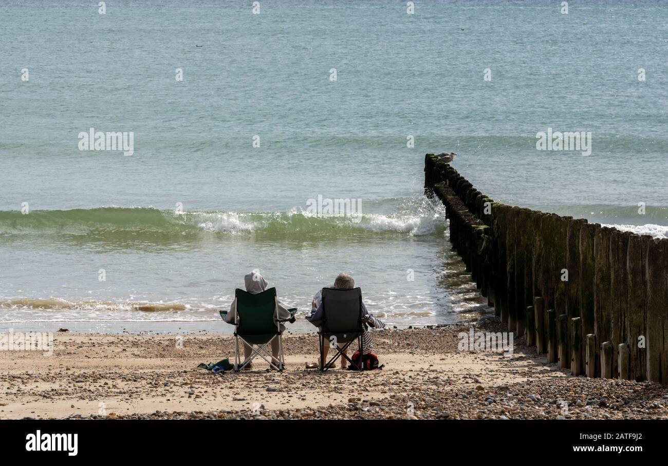 Ein Paar, das einen tollen Tag auszusitzen hat und die Aussicht bewundert Stockfoto