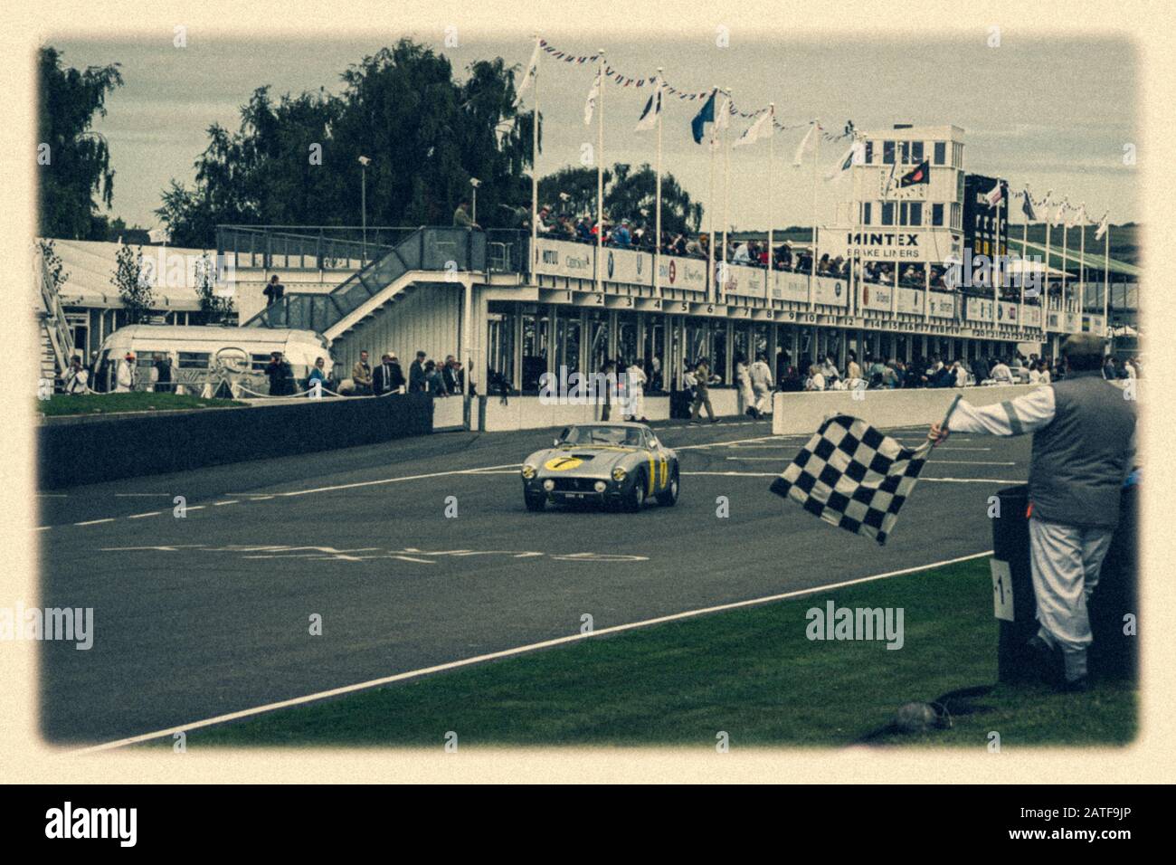 Nehmen Sie die karierte Flagge bei Goodwood Revival Stockfoto