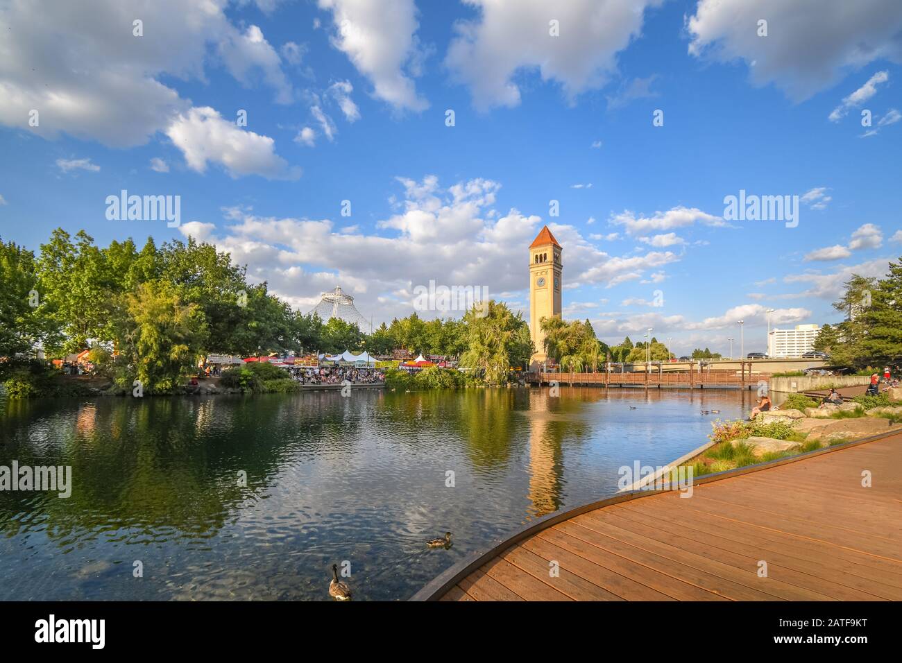 Festivalbesucher genießen den jährlichen Schweineauslauf im Park am Riverfront Park entlang des Spokane River in Spokane, Washington. Stockfoto