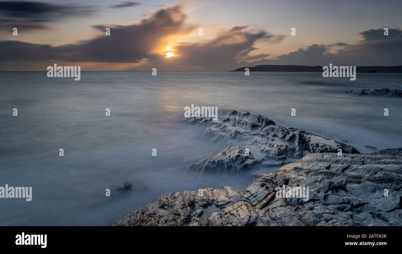 Milchmeere bei Sonnenuntergang auf den Felsen bei Bovisand in Devon Stockfoto