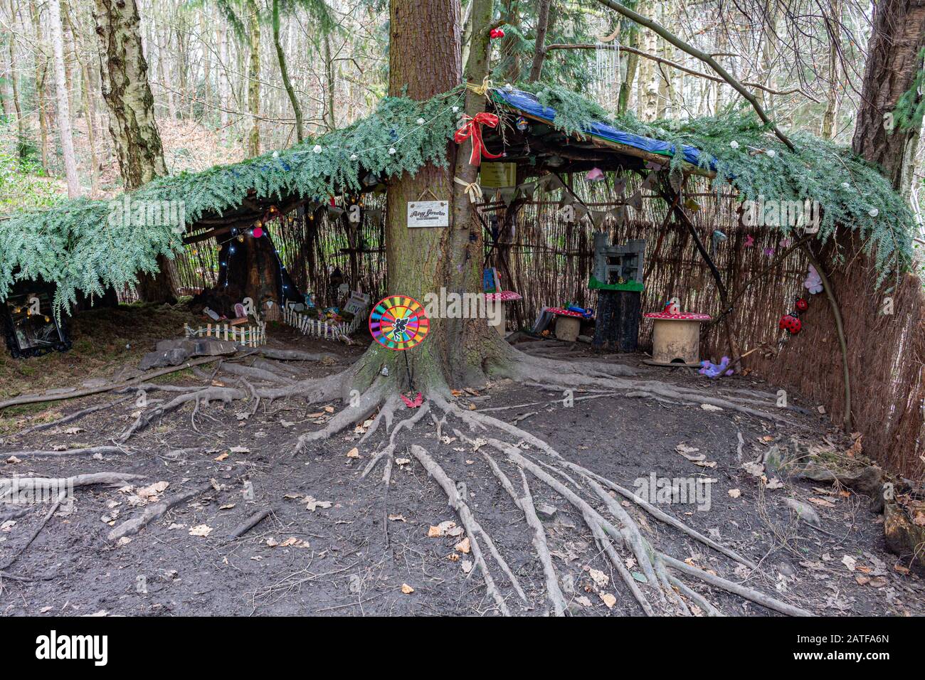 Geheimnisvolle und ungewöhnliche Feengrotte, versteckt im Wald. Etherow Country Park, Stockport, Cheshire, Großbritannien. Stockfoto