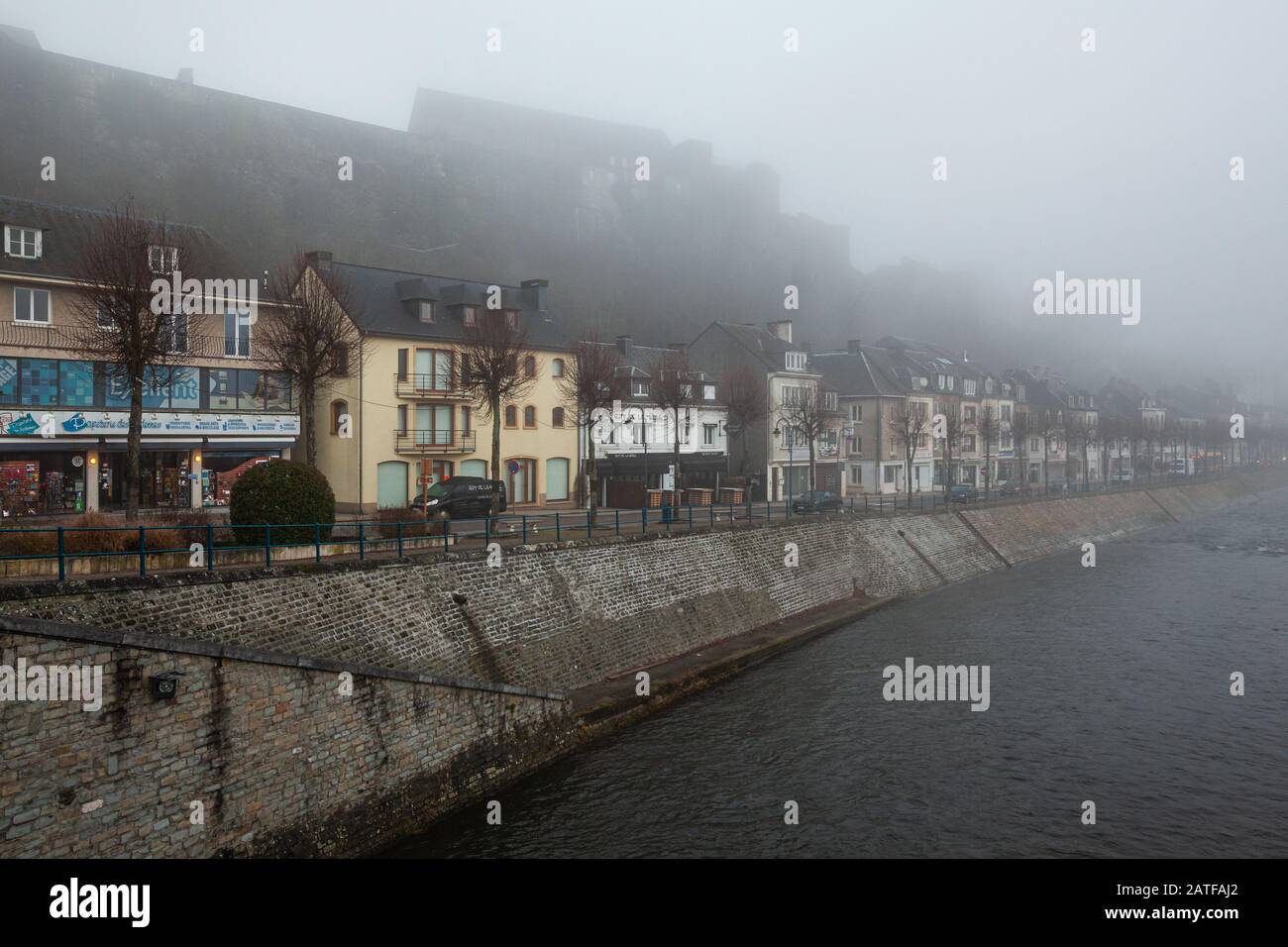 Die verschlafene Stadt Bouillon, Belgien, an einem kalten und nebligen Morgen. Stockfoto