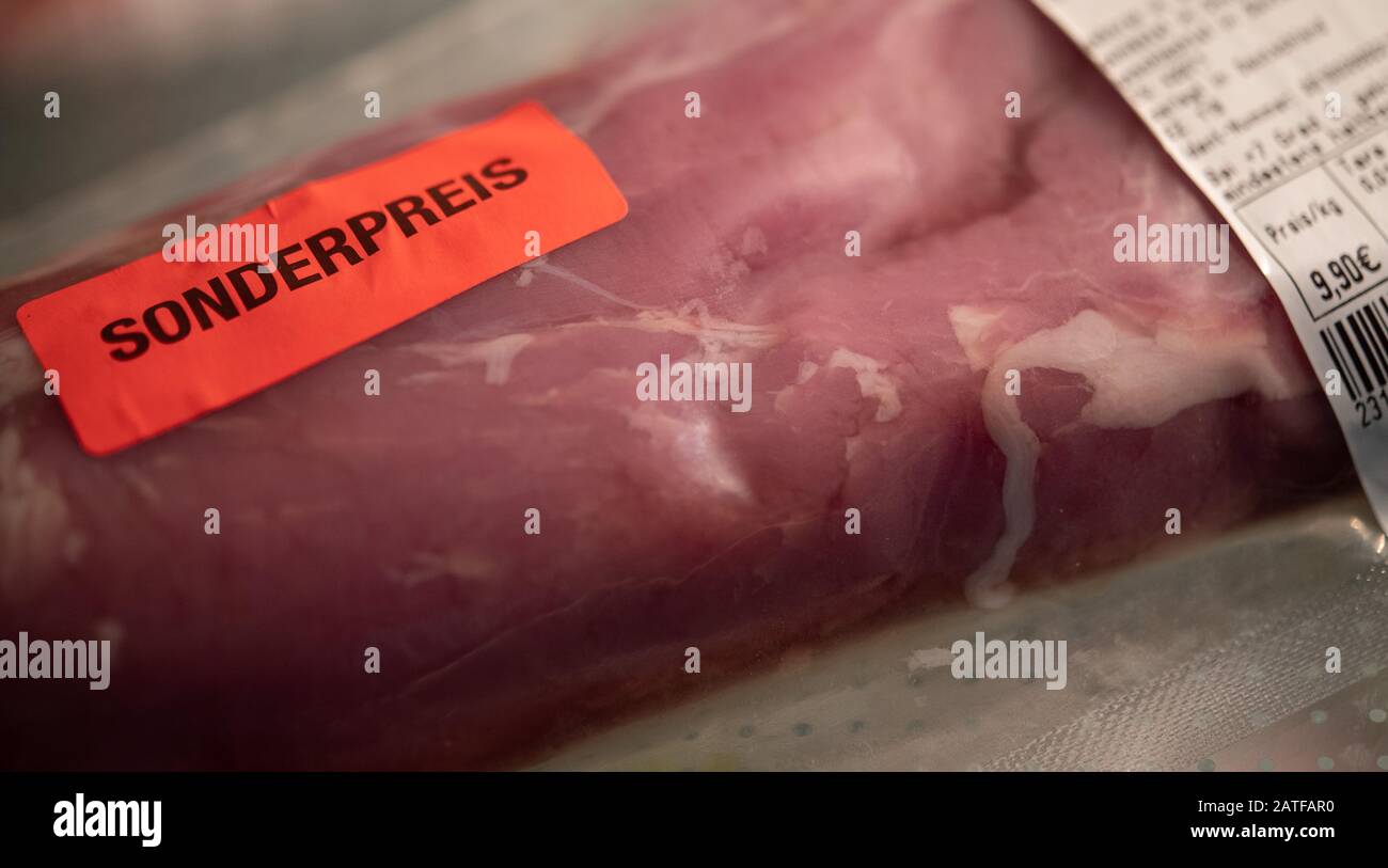 Stuttgart, Deutschland. Januar 2020. Auf einem Stück Schweinefleisch ist ein Aufkleber mit den Worten "Sonderpreis" aufgeklebt. Vertreter des Einzelhandels, der Lebensmittelindustrie, des Landwirtschaftsministers Klöckner und des Wirtschaftsministers Altmaier (beide CDU) treffen sich am 3. Februar mit Kanzlerin Merkel (CDU). Zu den Diskussionsthemen gehören günstige Angebote, gegen die auch die Landwirte protestieren. Credit: Sebastian Gollnow / dpa / Alamy Live News Stockfoto