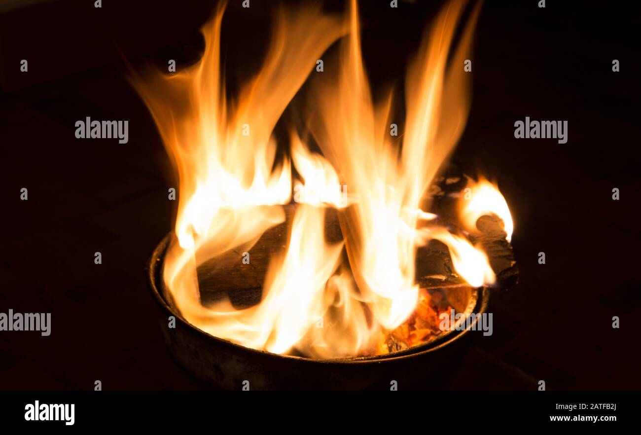 Feuer brennt in einer Grillpfanne Stockfoto