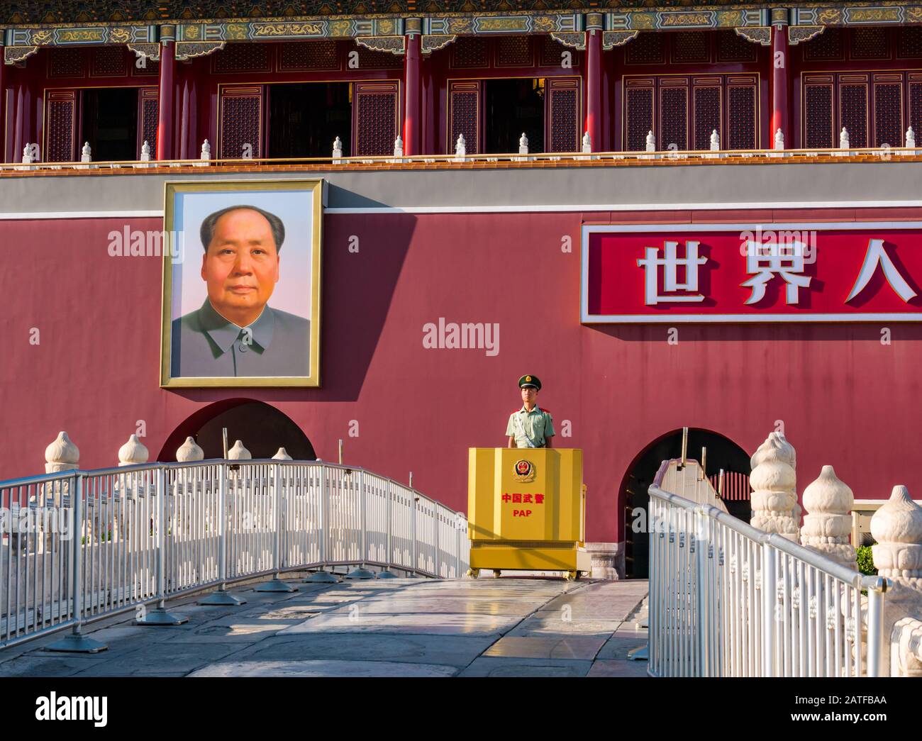 Wache am Forbidden City Gate, Tiananmen Square, Peking, Volksrepublik China Stockfoto