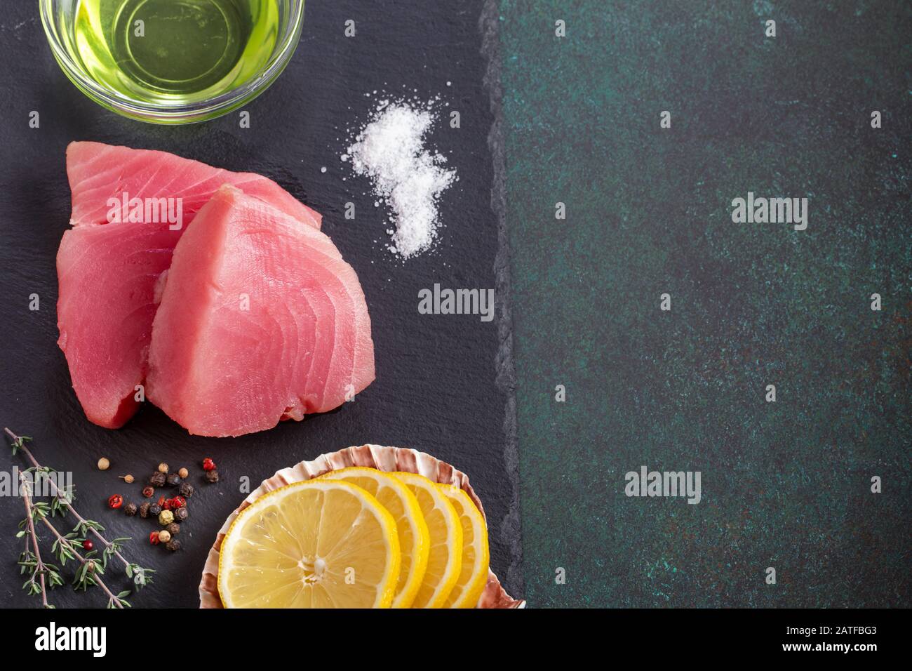 Rohe Thunfisch-Steaks mit Kopierplatz Stockfoto