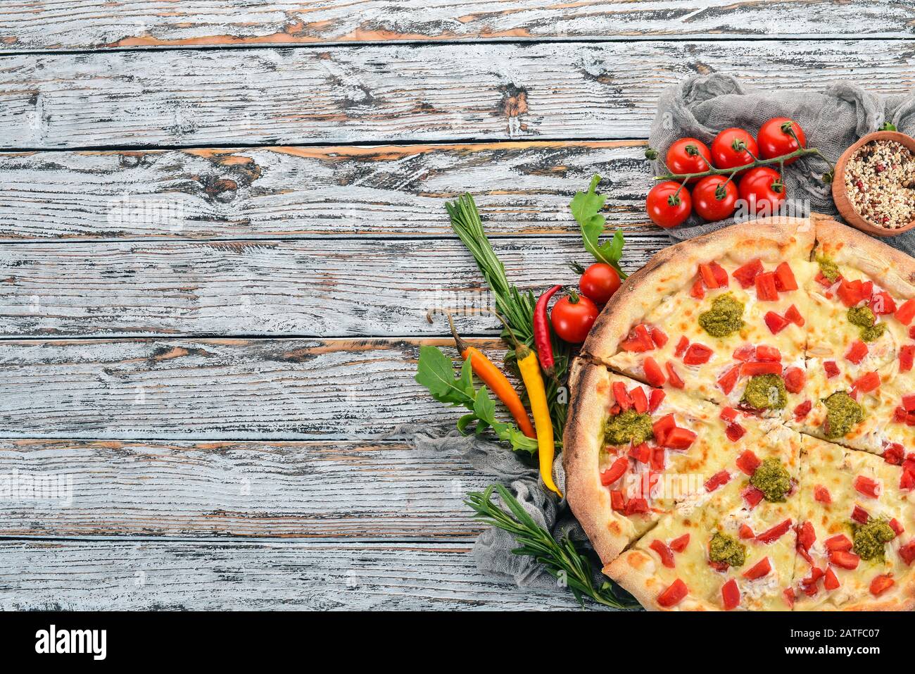 Pizza mit Pesto und Paprika. Italienische Küche. Auf Holzgrund. Freier Speicherplatz für Text. Draufsicht. Stockfoto
