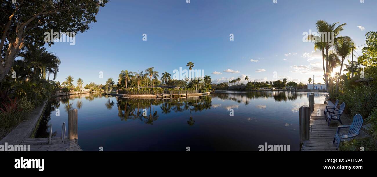 Panorama von Fort Lauderdale's South Fork Middle River und in der Nähe des Ufers am Morgen, Florida, USA Stockfoto
