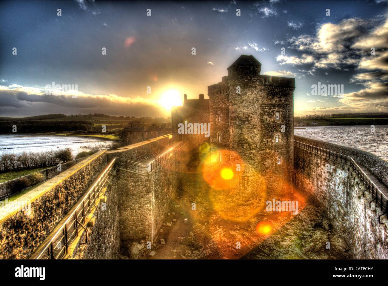 Blackness Castle, Blackness, Schottland. Künstlerische Silhouetten haben einen Blick auf die historische Burg Der Schwärze. Stockfoto