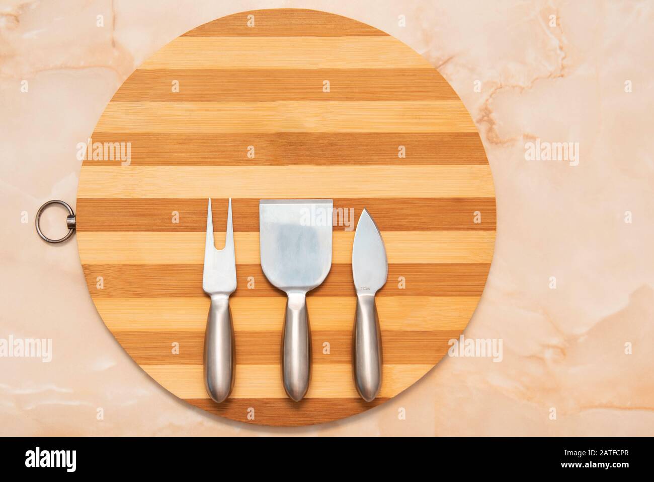 Runde Holzschale mit Aufschmeicheleinstellung für Käse Stockfoto