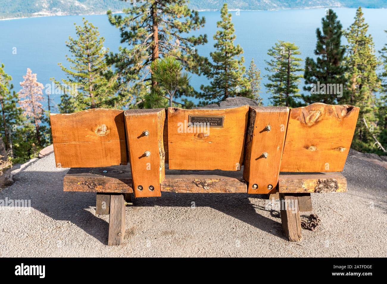 Eine Bank mit Blick auf den Lake Tahoe auf dem Stateline Fire Lookout Trailhead in der Nähe von Crystal Bay, Lake Tahoe Stockfoto