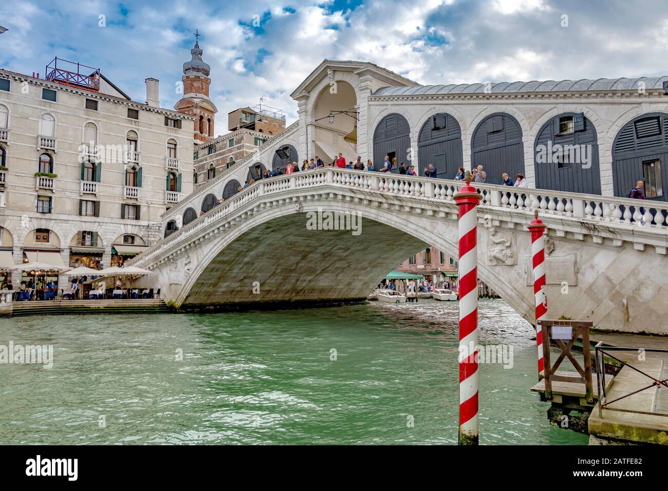 Menschen auf der Rialtobrücke, Venedig. Die Rialtobrücke ist die älteste von vier Brücken, die den Canal Grande in Venedig, Italien, überqueren Stockfoto
