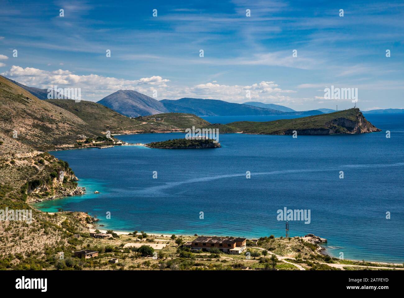 Bucht von Porto Palermo, Burg im Zentrum, Kap Palermo hinter, Küste des Ionischen Meeres bei Himara (Himare), albanische Riviera, Albanien Stockfoto