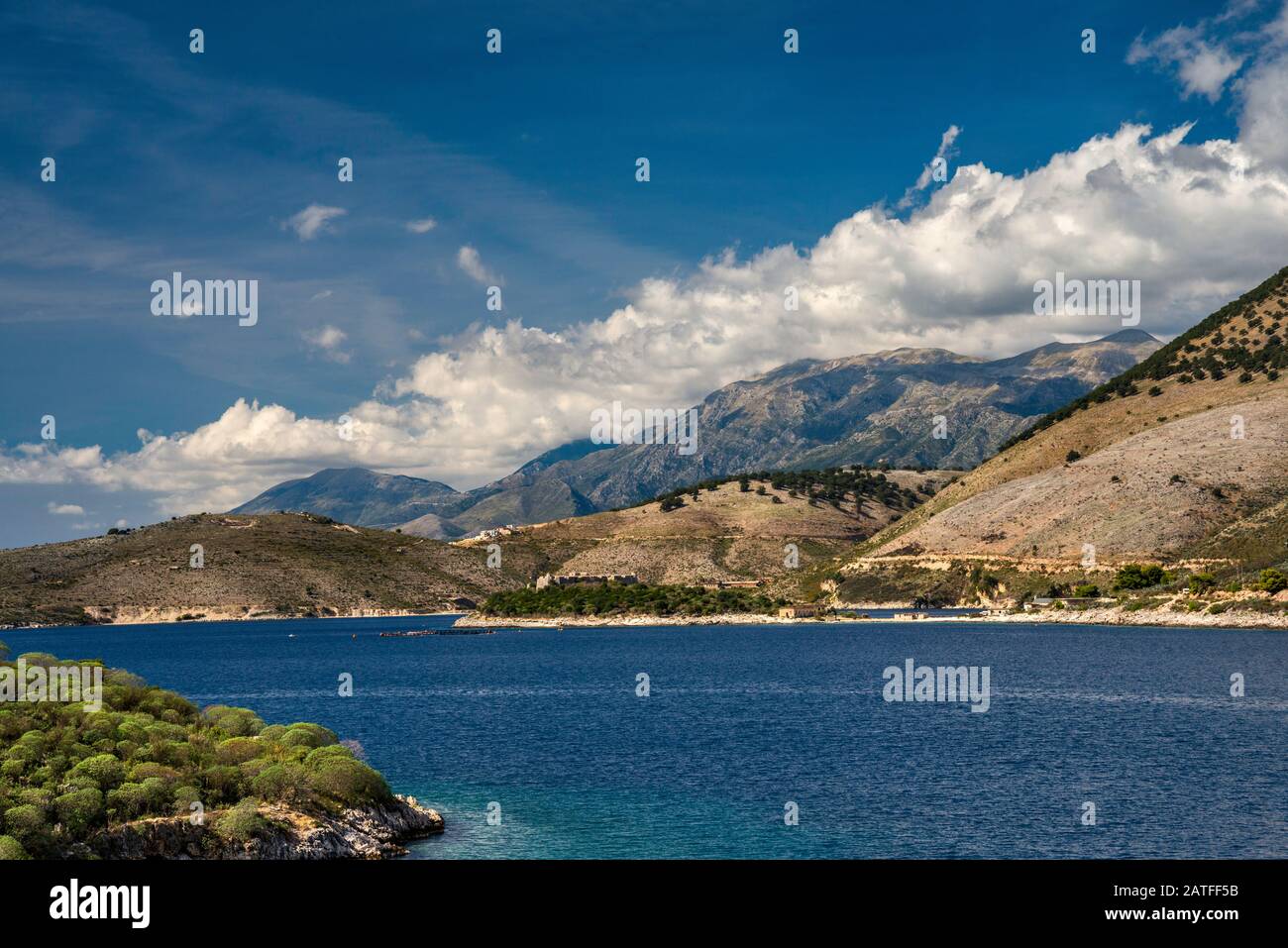 Bucht von Porto Palermo, Burg im Zentrum, Küste des Ionischen Meeres bei Himara (Himare), albanische Riviera, Albanien Stockfoto