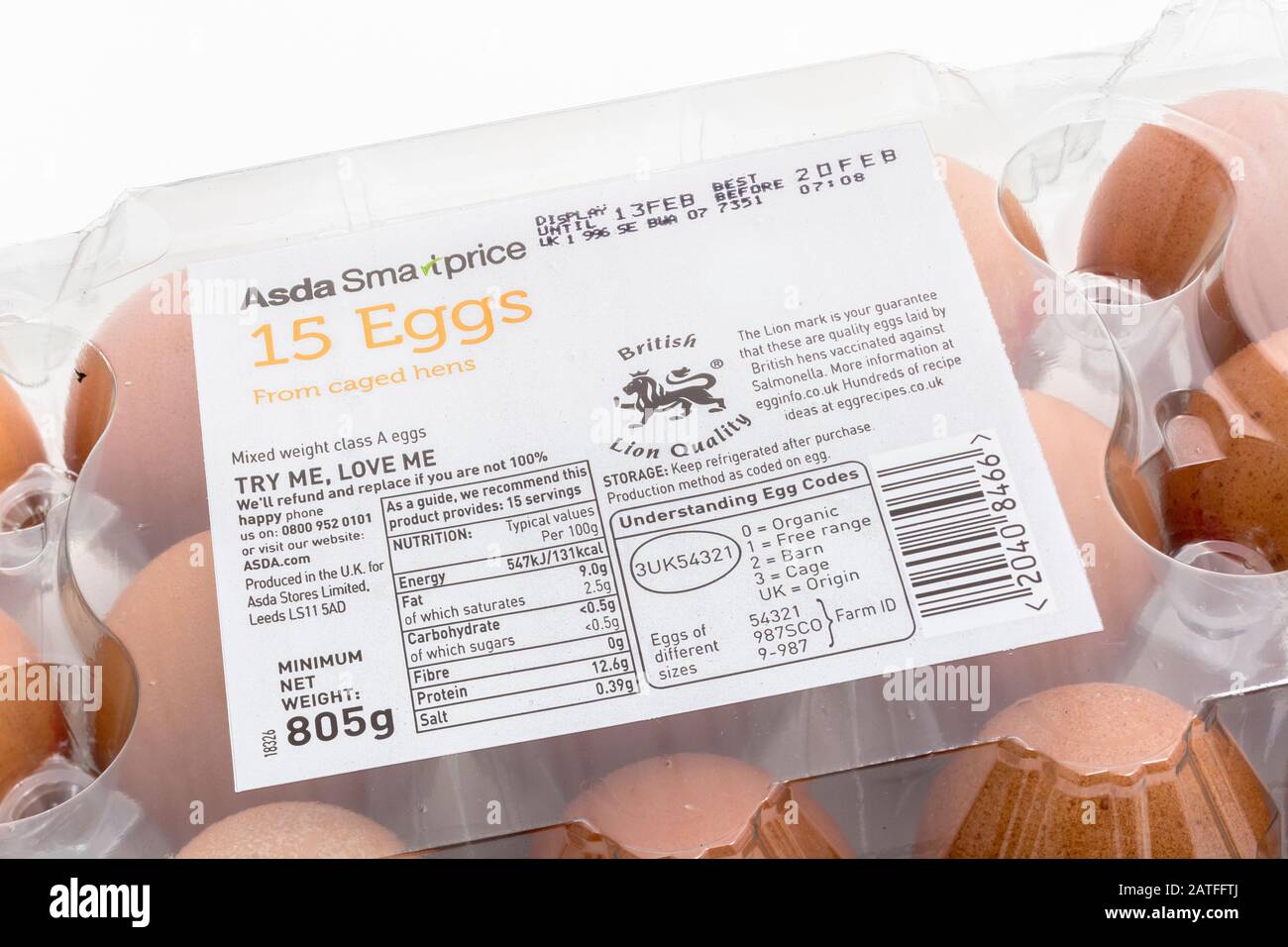 Lebensmitteletikett auf Eikiste von ASDA mit Erläuterung der UK Egg Codes. Lebensmittelverpackungen aus Kunststoff, Lebensmitteletiketten, Lebensmittelkennzeichnung, Qualitätslogo von British Lion. Stockfoto