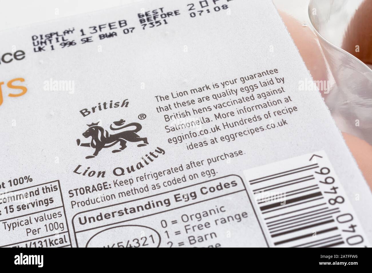 Lebensmitteletikett auf Eikiste von ASDA mit dem Qualitätslogo von British Lion. Lebensmittelverpackungen, Ernährungsetiketten, Lebensmittelkennzeichnung, britische Produkte. Stockfoto